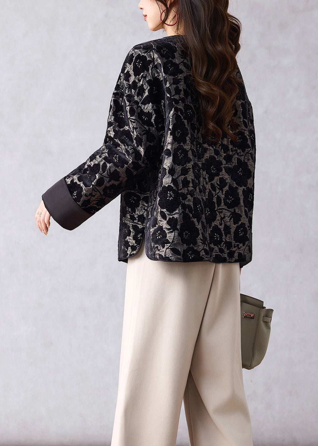 Schwarzer Boutique-Baumwollmantel mit Rundhalsausschnitt, Jacquard-Muster und orientalischen Knöpfen, Frühlingssaison