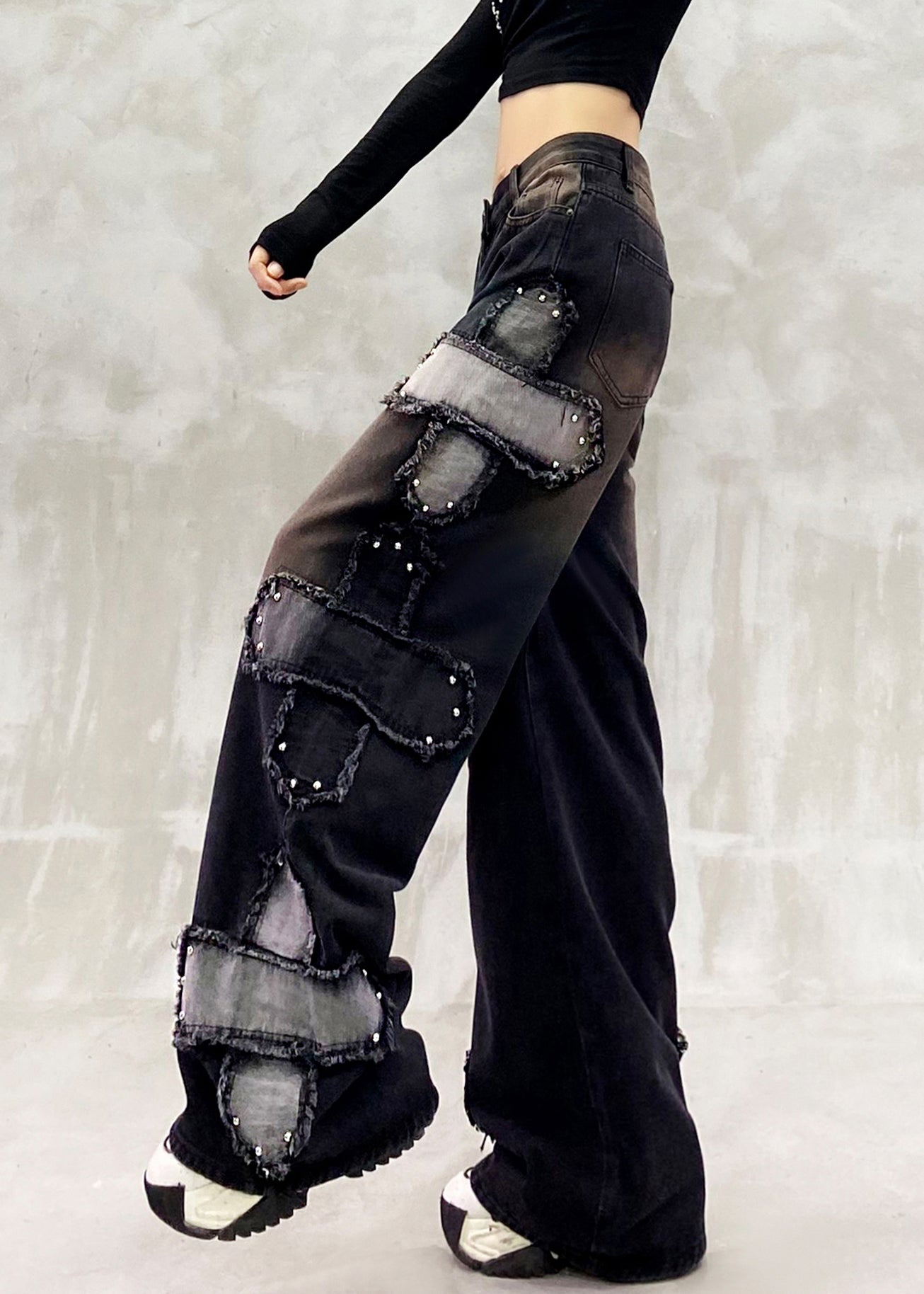 Schwarze Oversize-Jeans mit Patchwork-Nieten, gerade geschnitten, ideal für den Frühling