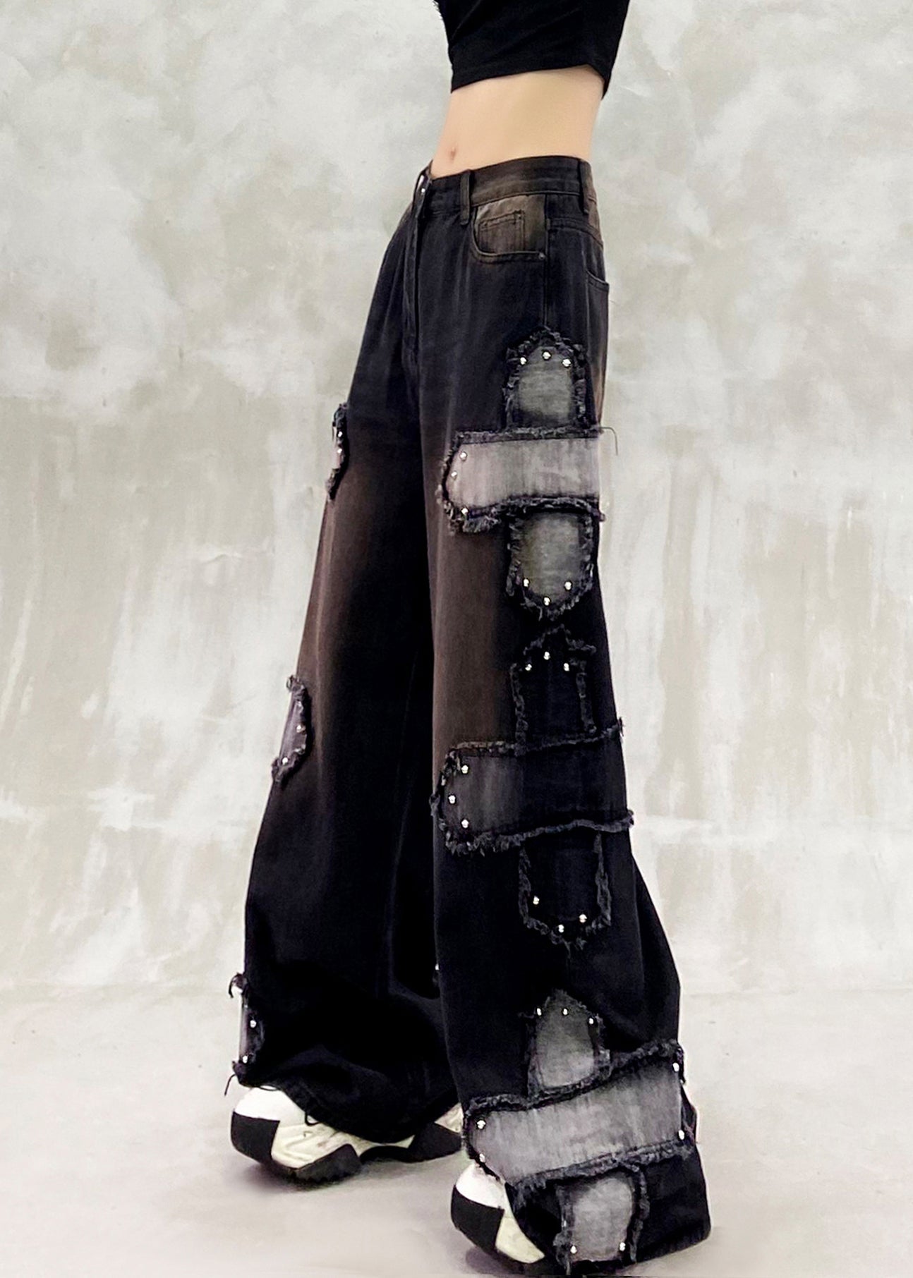 Schwarze Oversize-Jeans mit Patchwork-Nieten, gerade geschnitten, ideal für den Frühling