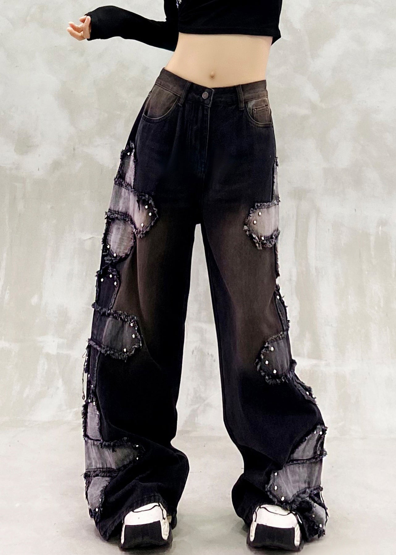 Schwarze Oversize-Jeans mit Patchwork-Nieten, gerade geschnitten, ideal für den Frühling