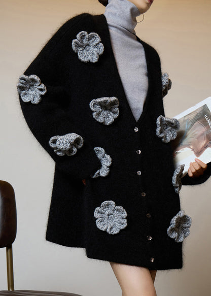 Cárdigan de punto con botones florales y cuello en V negro de Boutique Primavera