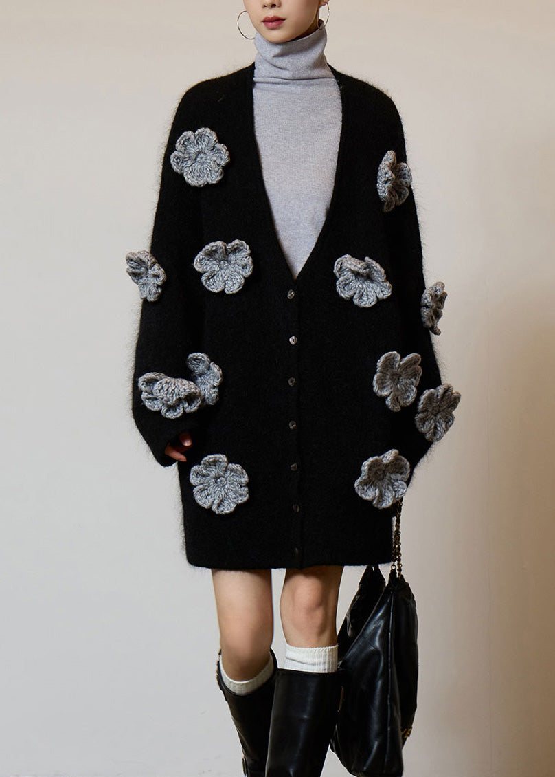 Cárdigan de punto con botones florales y cuello en V negro de Boutique Primavera