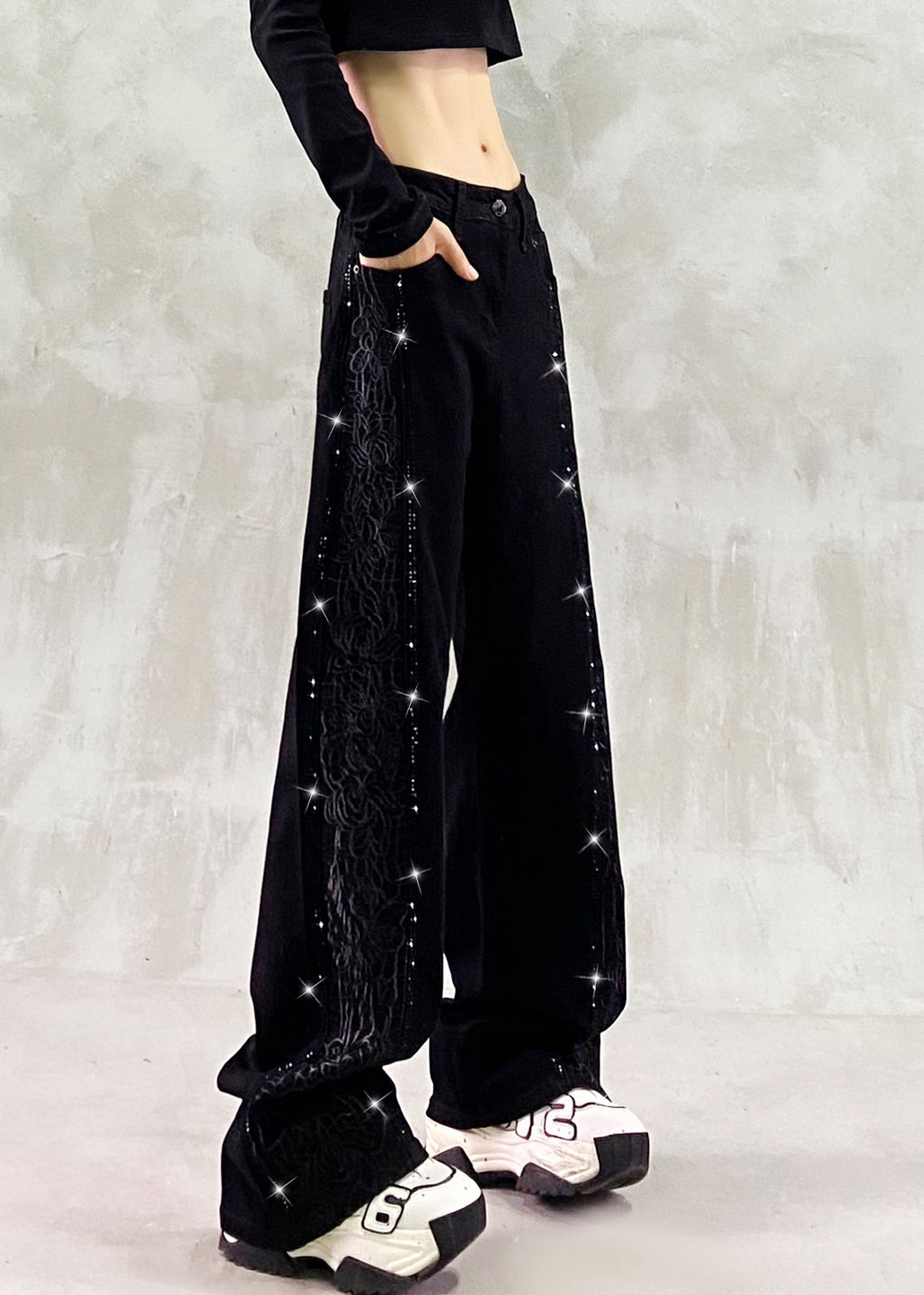 Pantalones vaqueros de patchwork con bordado de circonitas azules de Boutique Primavera