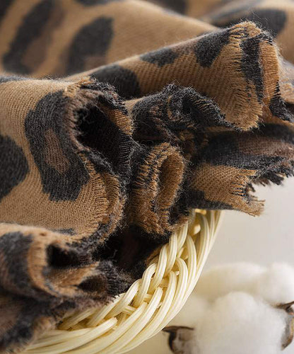 Bufanda de cachemira sintética con borlas de leopardo de Boutique Coffee