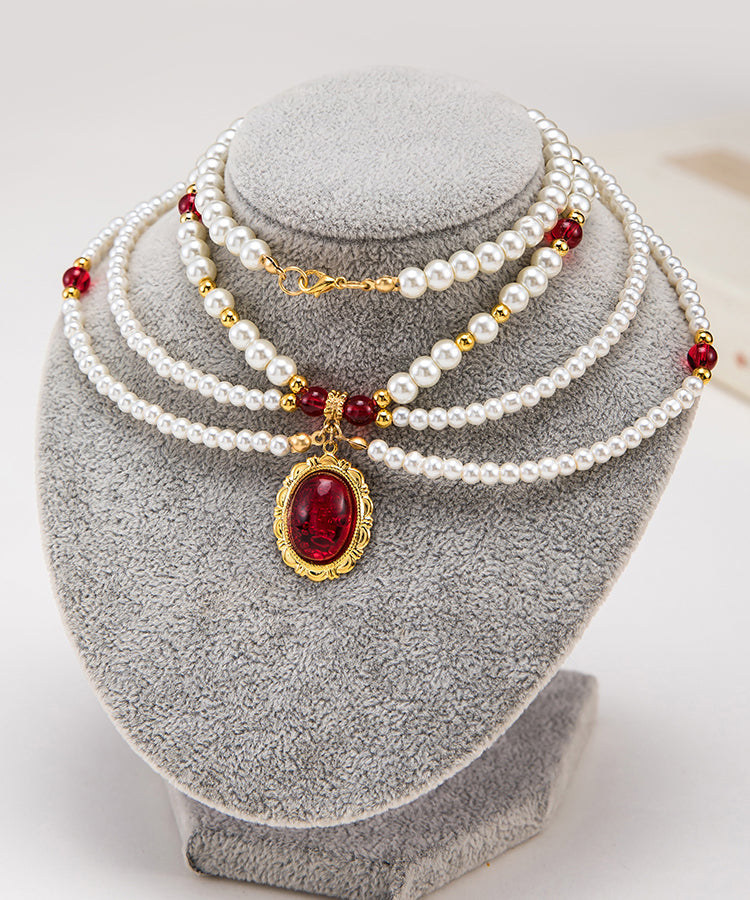 Collar de perlas blancas en capas con patchwork de piedras preciosas de boutique