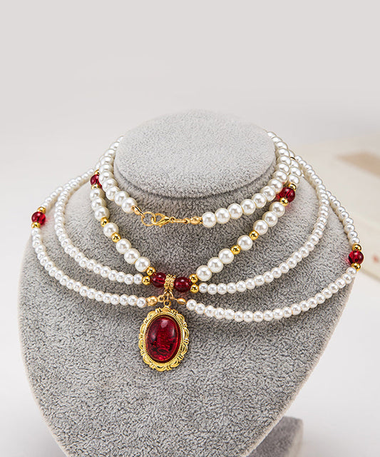 Collar de perlas blancas en capas con patchwork de piedras preciosas de boutique