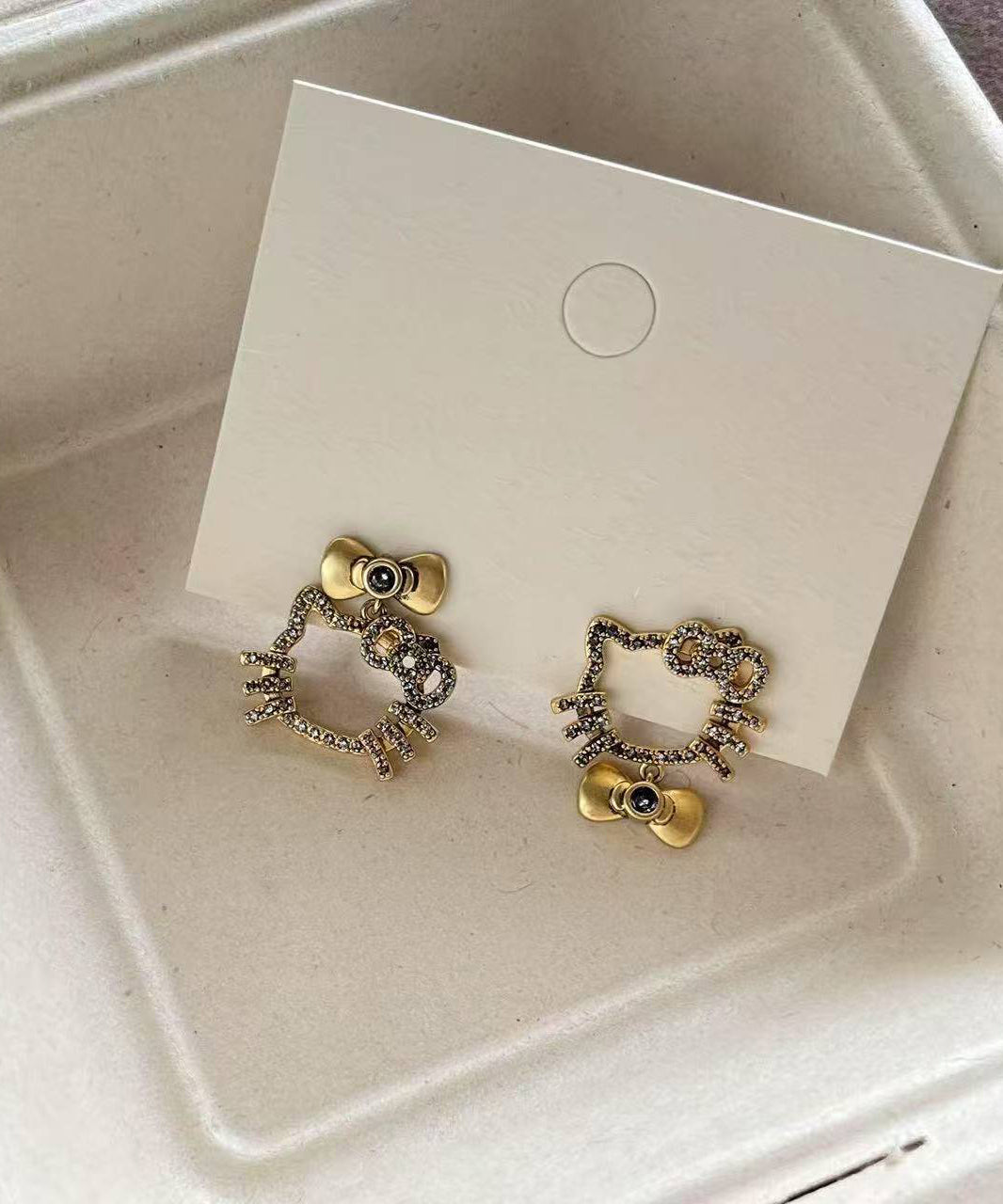 Pendientes boutique con lazo de gatito y circonitas de cobre y oro