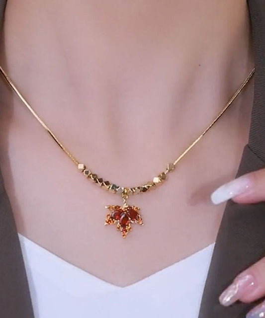 Collar con colgante de borla y hojas de arce doradas en plata de ley de boutique