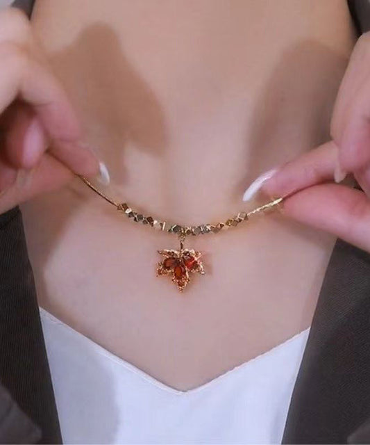 Collar con colgante de borla y hojas de arce doradas en plata de ley de boutique