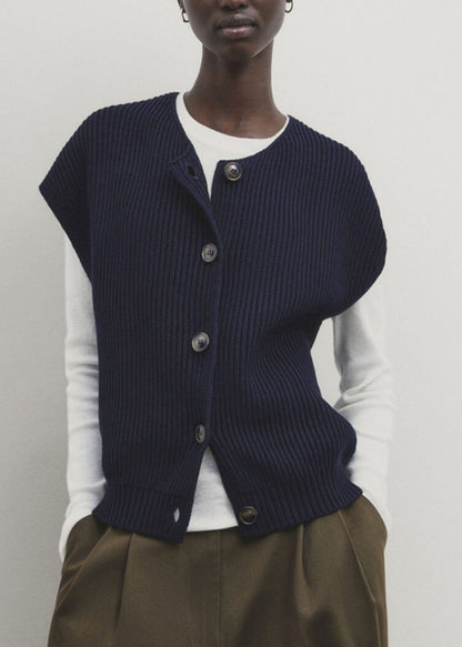 Chaleco corto sin mangas de punto de algodón con botones y cuello redondo en azul marino de Boutique