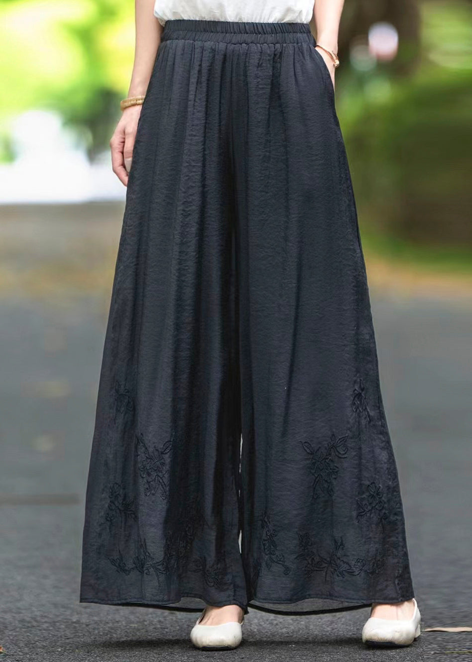 Boutique-Seidenhose in Rosa mit bestickten Taschen und elastischem Bund für den Herbst