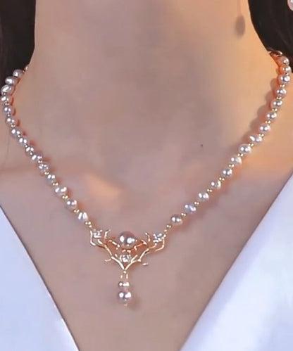 Collar boutique con colgante de asta de perla dorada morada