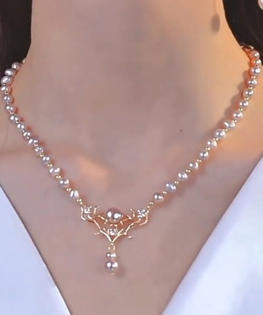 Boutique Halskette mit Anhänger aus violettem Geweih mit Perlen