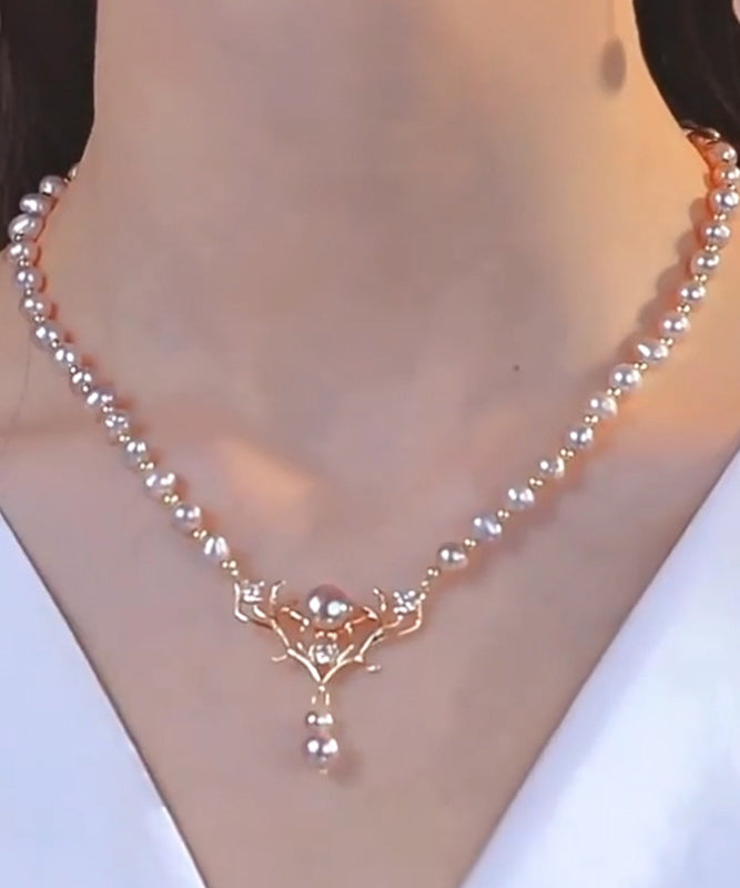 Collar boutique con colgante de asta de perla dorada morada