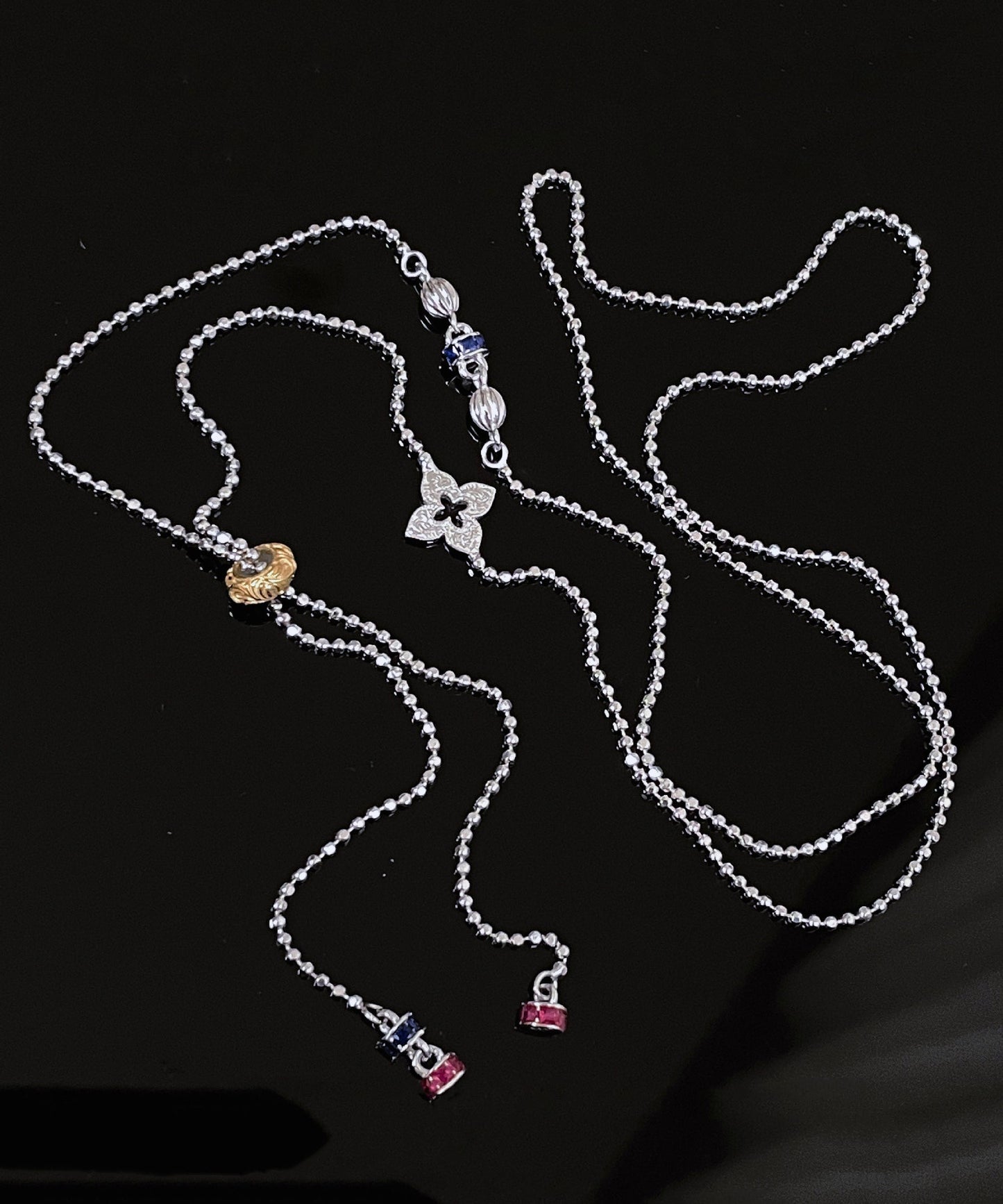 Collar con colgante de borla de trébol de cuatro hojas con circonitas de cobre y seda de boutique