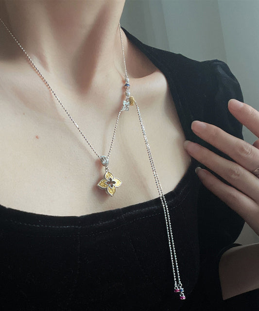 Collar con colgante de borla de trébol de cuatro hojas con circonitas de cobre y seda de boutique