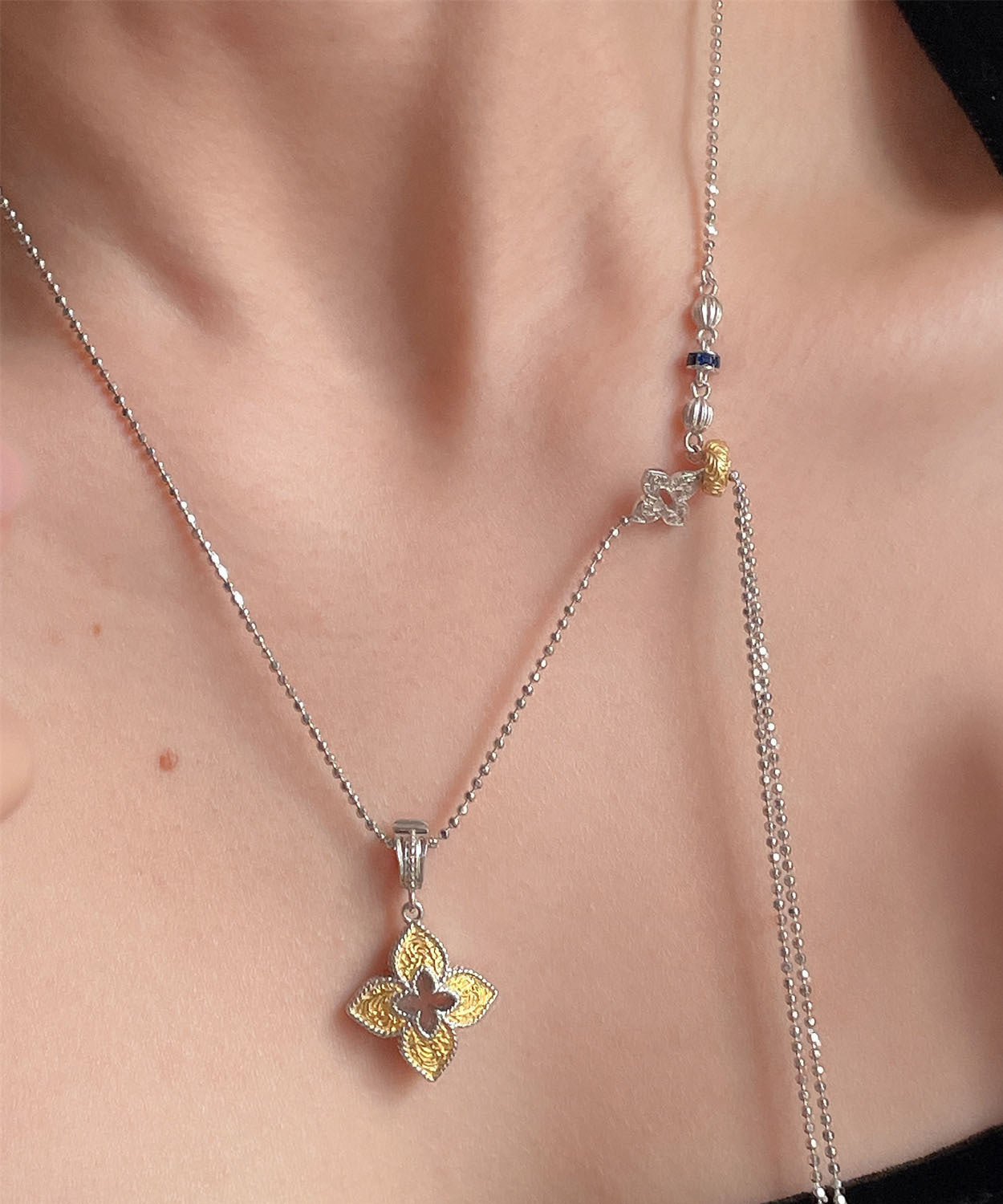 Collar con colgante de borla de trébol de cuatro hojas con circonitas de cobre y seda de boutique