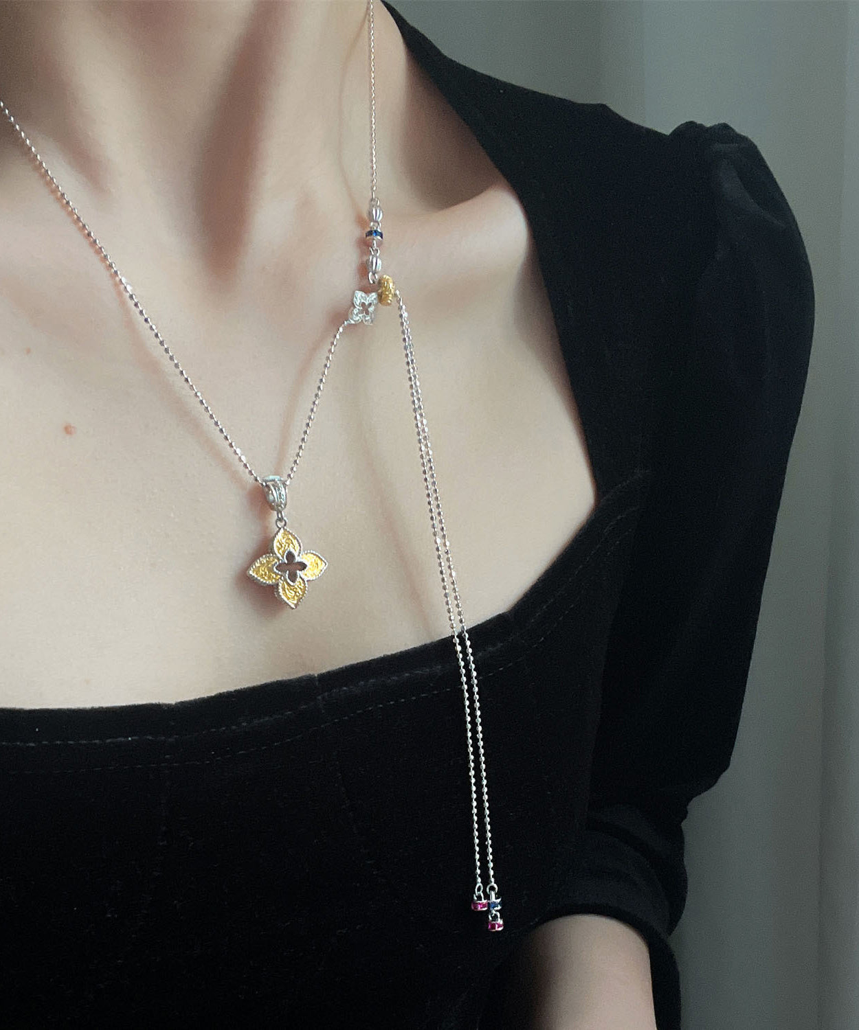 Collar con colgante de borla de trébol de cuatro hojas con circonitas de cobre y seda de boutique