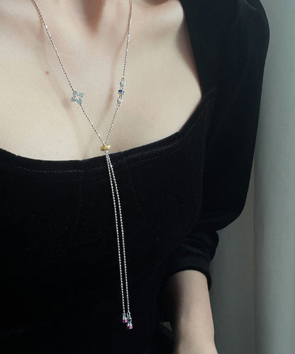 Collar con colgante de borla de trébol de cuatro hojas con circonitas de cobre y seda de boutique