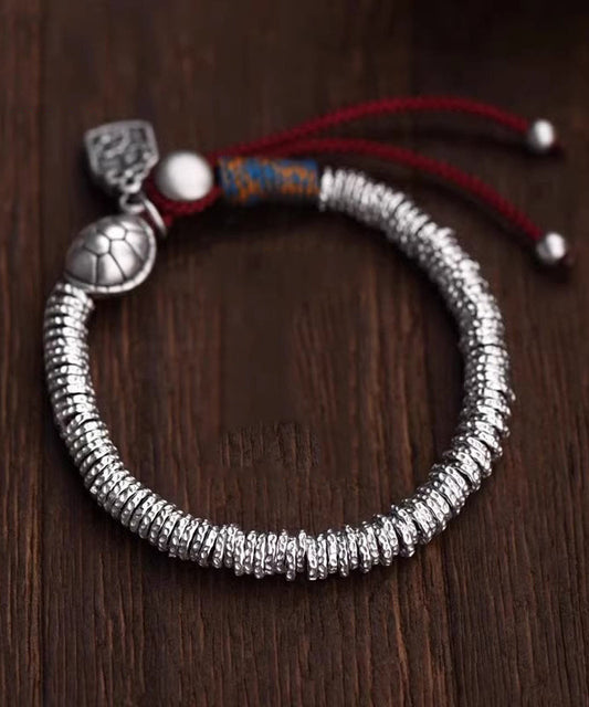 Boutique Seidenarmband aus Sterlingsilber mit Anhängern aus gebrochenem Silber