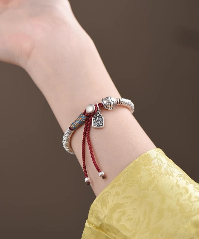 Boutique Seidenarmband aus Sterlingsilber mit Anhängern aus gebrochenem Silber