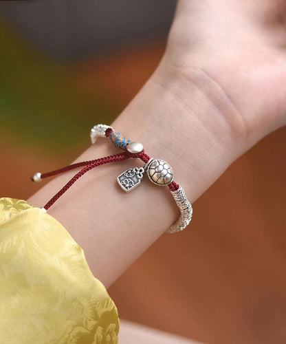 Boutique Seidenarmband aus Sterlingsilber mit Anhängern aus gebrochenem Silber