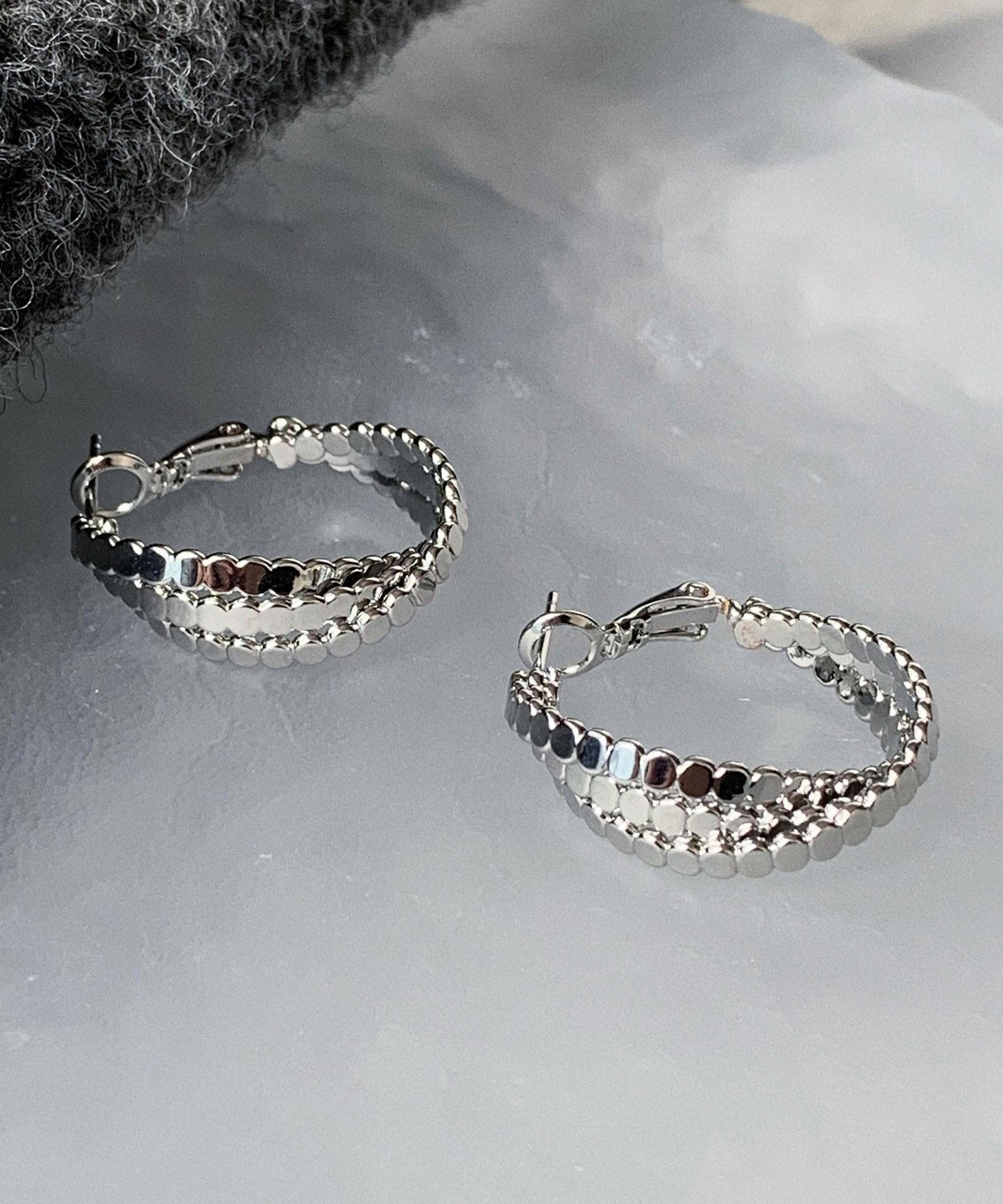 Pendientes de aro con diseño de masa frita en plata de ley y seda de boutique