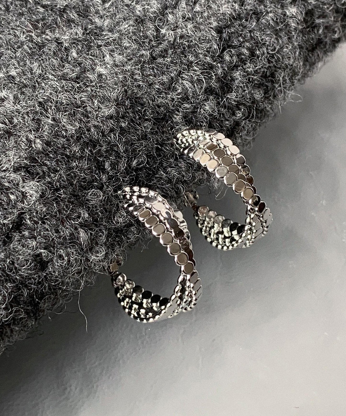 Pendientes de aro con diseño de masa frita en plata de ley y seda de boutique