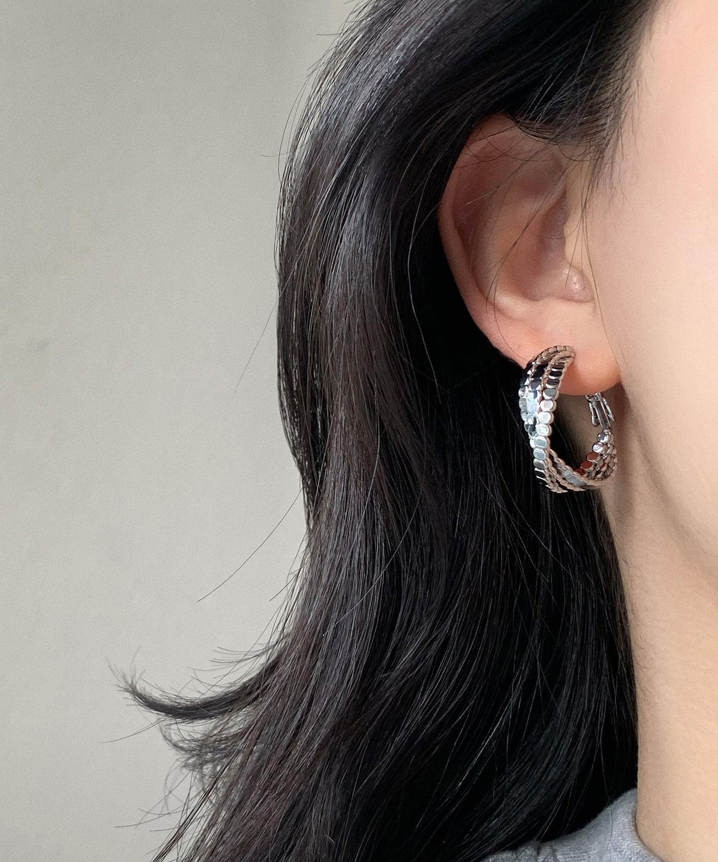 Pendientes de aro con diseño de masa frita en plata de ley y seda de boutique