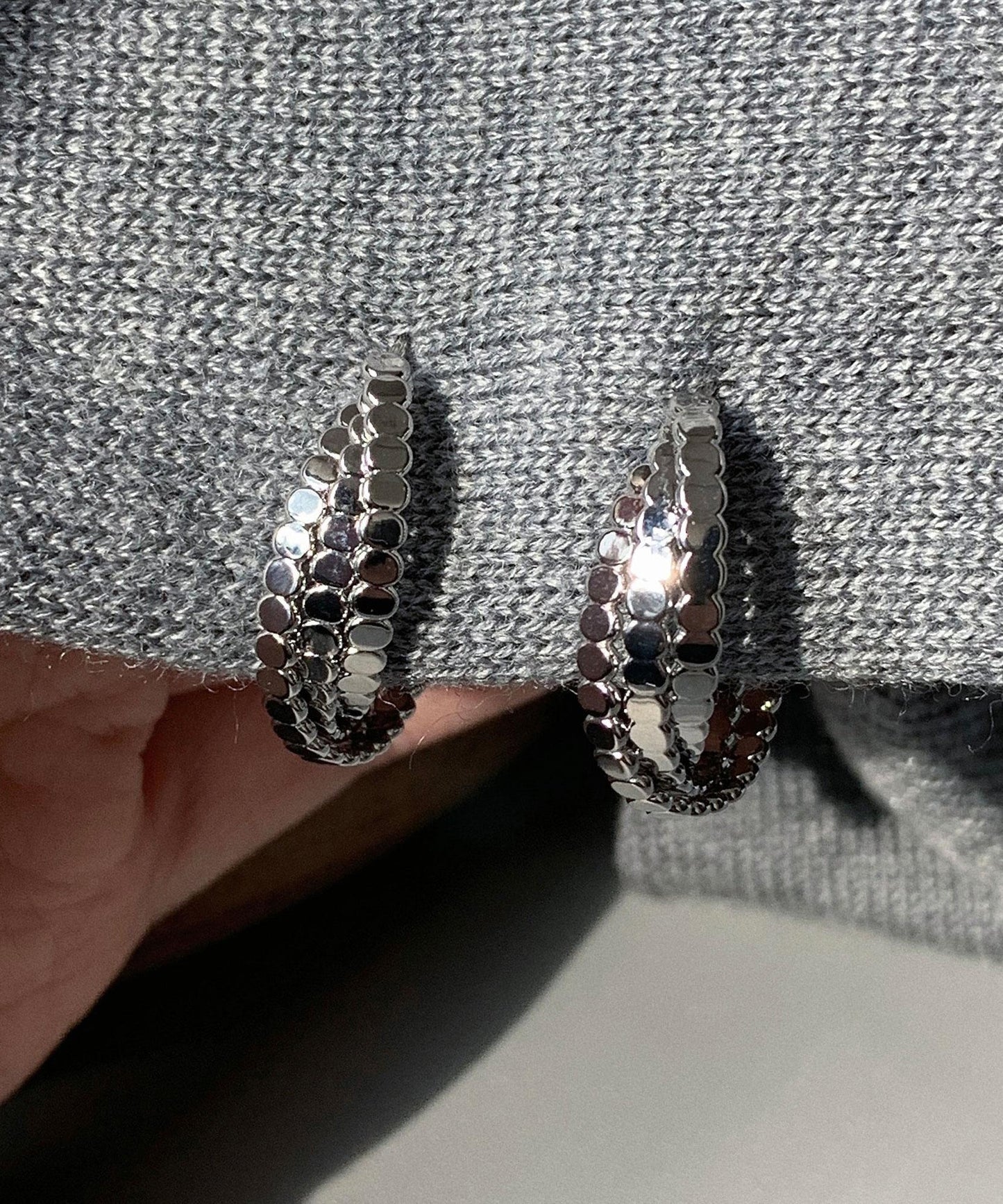 Pendientes de aro con diseño de masa frita en plata de ley y seda de boutique