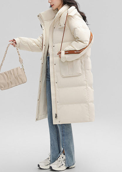 Weiße Winterjacke mit Kapuze und Taschen, gefüllt mit Entendaunen