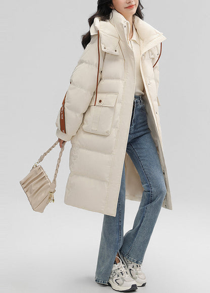 Weiße Winterjacke mit Kapuze und Taschen, gefüllt mit Entendaunen