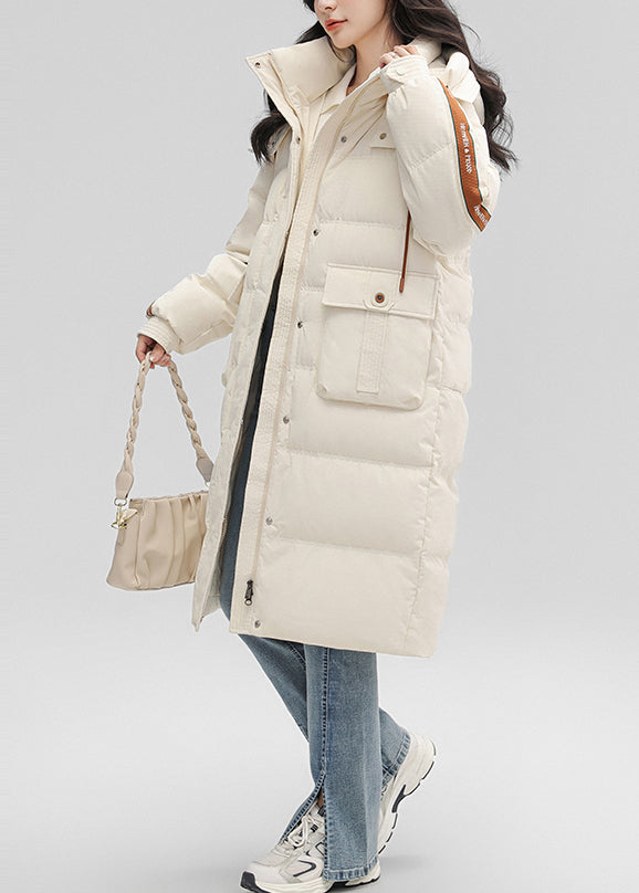 Weiße Winterjacke mit Kapuze und Taschen, gefüllt mit Entendaunen