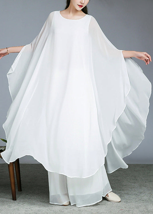 Zweiteiliges Set aus weißem, langem Chiffonkleid mit Rundhalsausschnitt und weit geschnittener Hose – perfekt für den Herbst