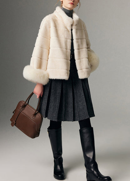 Chaqueta de invierno de terciopelo de visón con patchwork de piel de zorro y cuello alto blanco de Boutique