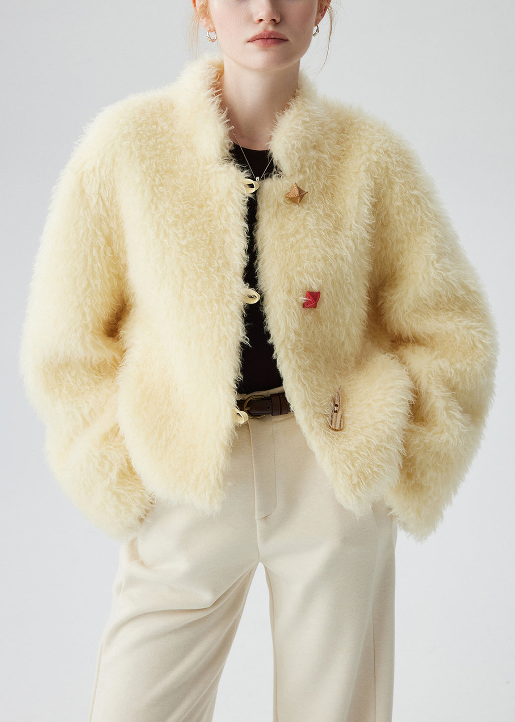 Abrigo de lana con botones y cuello alto amarillo de Boutique para invierno