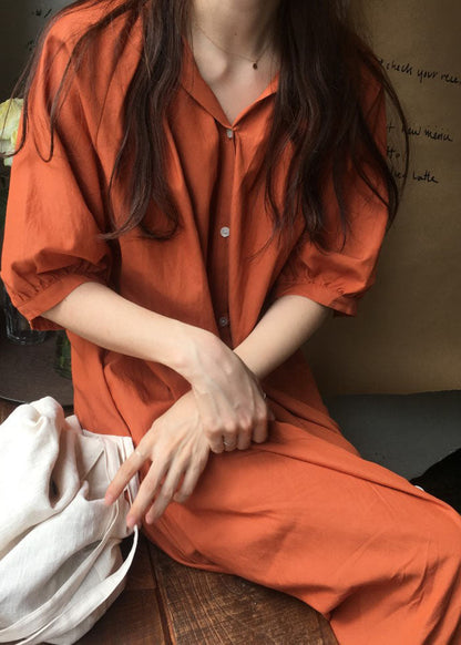 Ziegelrote Baumwollkleider mit Knöpfen und halben Ärmeln