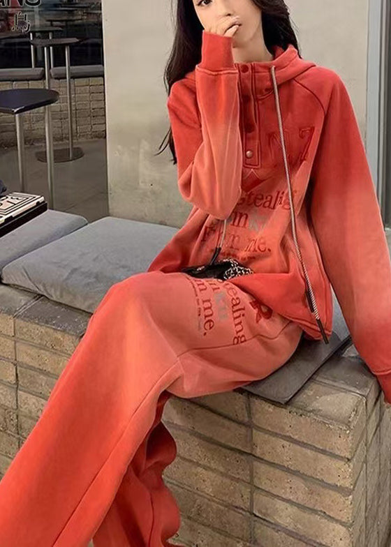 Zweiteiliges Set aus ziegelrotem, batikgefärbtem Baumwollstoff mit Kapuze und Buchstabenprint für den Frühling