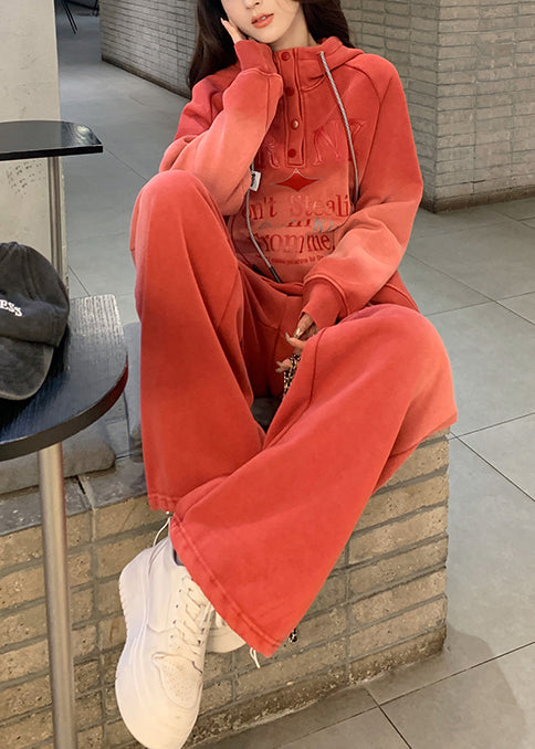 Zweiteiliges Set aus ziegelrotem, batikgefärbtem Baumwollstoff mit Kapuze und Buchstabenprint für den Frühling