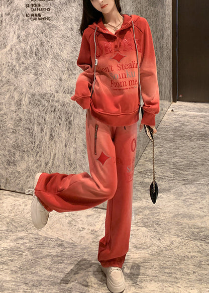 Zweiteiliges Set aus ziegelrotem, batikgefärbtem Baumwollstoff mit Kapuze und Buchstabenprint für den Frühling