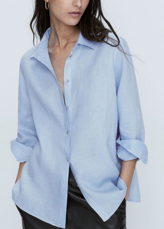 Camisa corta azul bebé con cuello Peter Pan y botones lisos para primavera