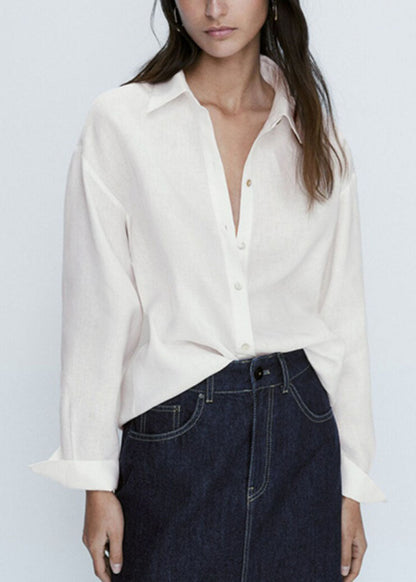 Camisa corta azul bebé con cuello Peter Pan y botones lisos para primavera