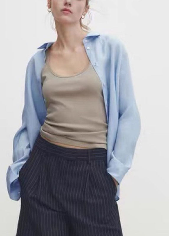 Camisa corta azul bebé con cuello Peter Pan y botones lisos para primavera