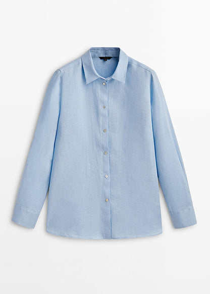 Camisa corta azul bebé con cuello Peter Pan y botones lisos para primavera