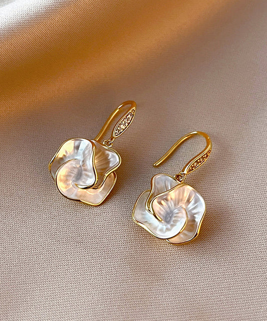 Pendientes colgantes florales con detalles de cobre dorado