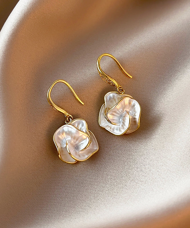 Kurze, florale Tropfenohrringe mit vergoldetem Kupferüberzug