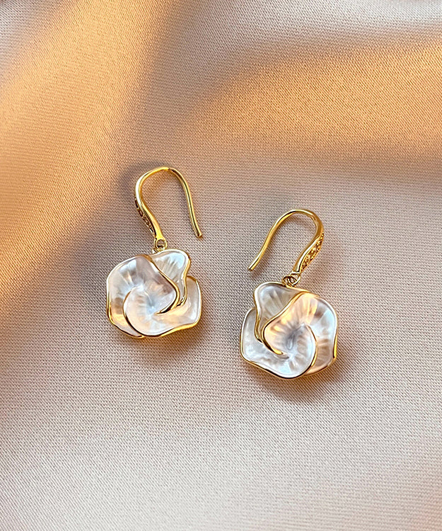 Kurze, florale Tropfenohrringe mit vergoldetem Kupferüberzug