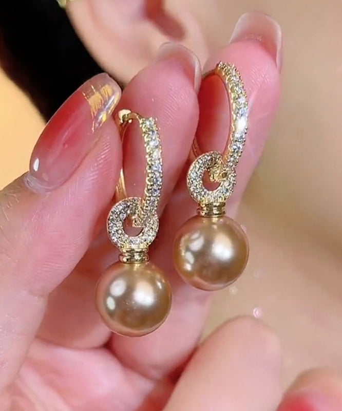 Pendientes colgantes de perla y circonita dorada en color café claro