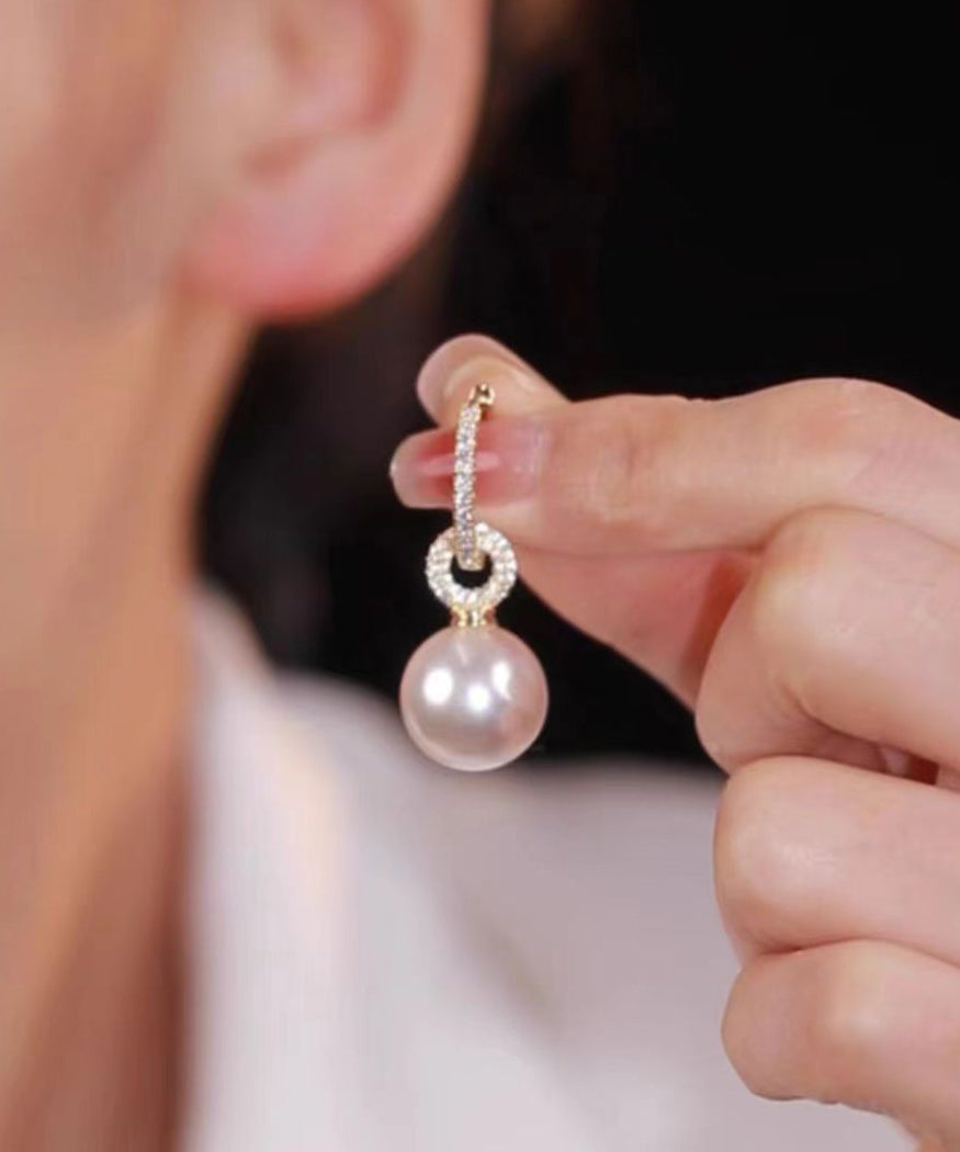 Pendientes colgantes de perla y circonita dorada en color café claro