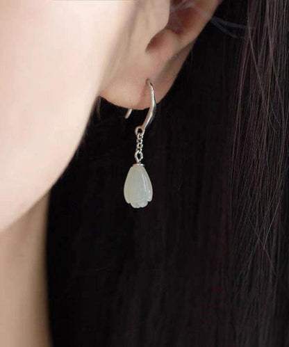 Kurze Seiden-Ohrhänger aus Sterlingsilber mit Jade-Magnolienblüte